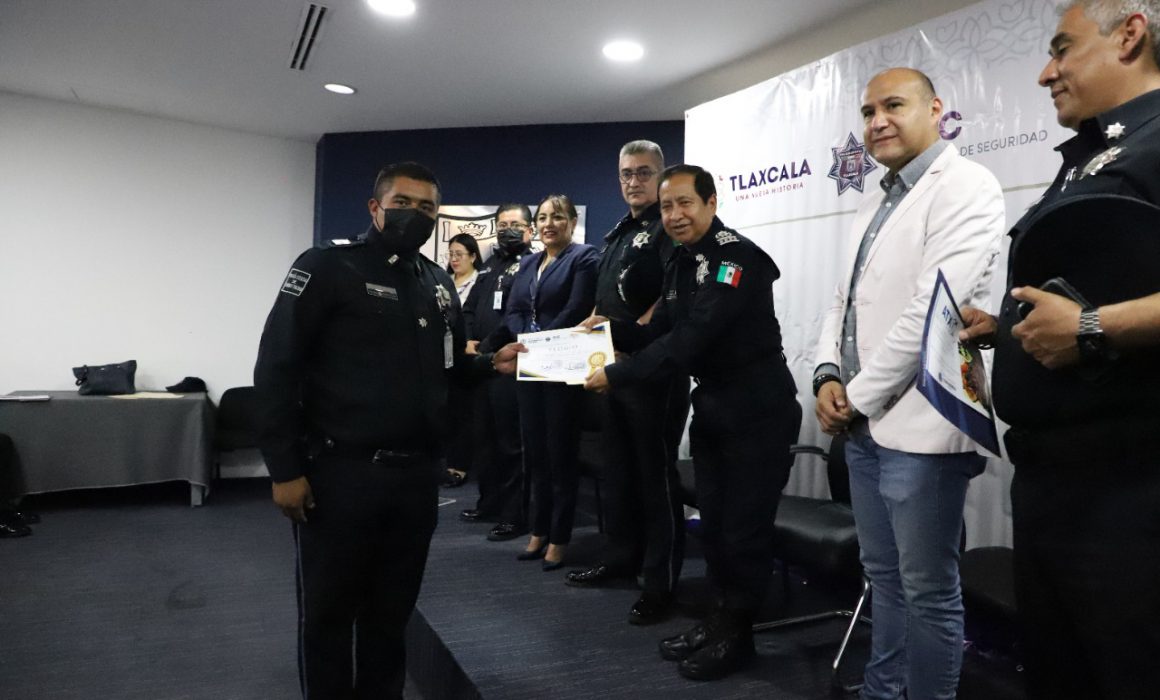 Entrega SSC elogios a policías por su destacada labor
