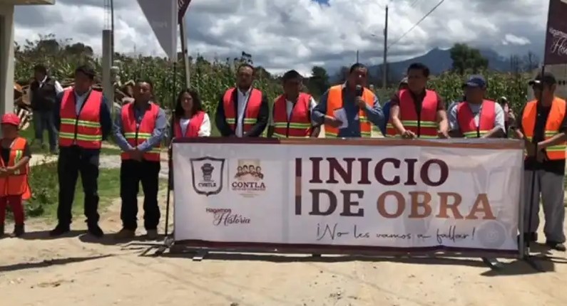 Alcalde de Contla da banderazo de inicio en la obra de adoquinamiento de la calle “Cañón Niño”