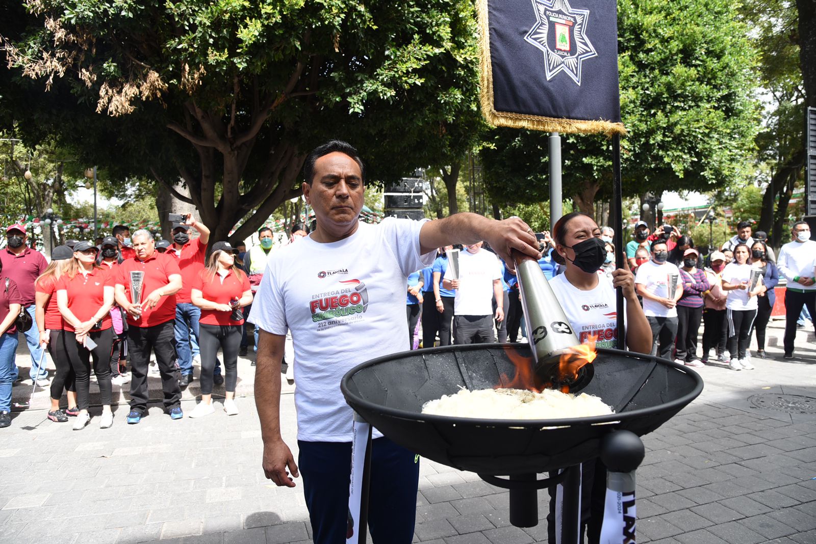 Jorge Corichi entrega el fuego simbólico a presidentes de comunidad y delegados de la capital