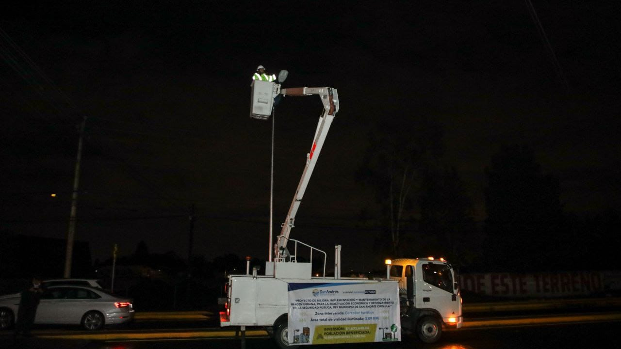 Gobierno de San Andrés Cholula instaló nuevas luminarias sobre el Corredor Turístico