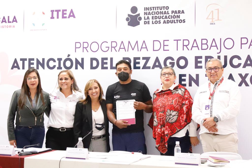 Refrenda Lorena Cuéllar compromiso para abatir rezago educativo