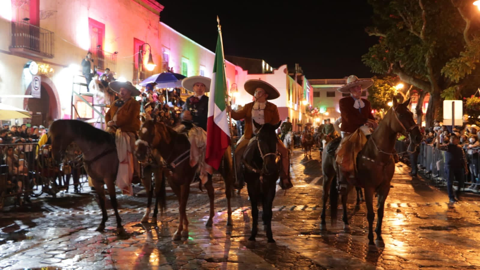 Participan atlixquenses y turistas en la tradicional cabalgata en las que se presenciaron más de 800 charros, jinetes, carrozas