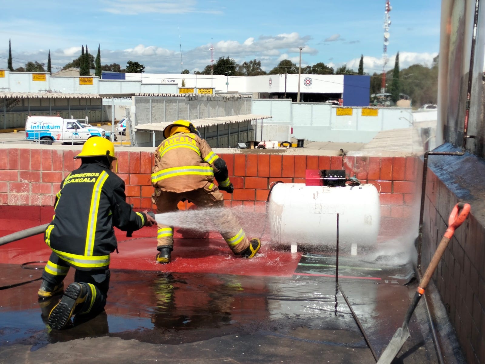 Flamazo en el techo de la armería de la PGJE genera movilización de cuerpos de emergencia