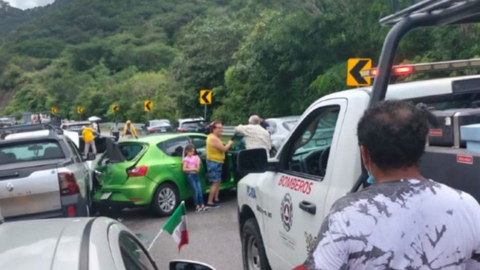 "Carambola" deja múltiples daños en la Autopista del Sol, se reportaron al menos 10 heridos