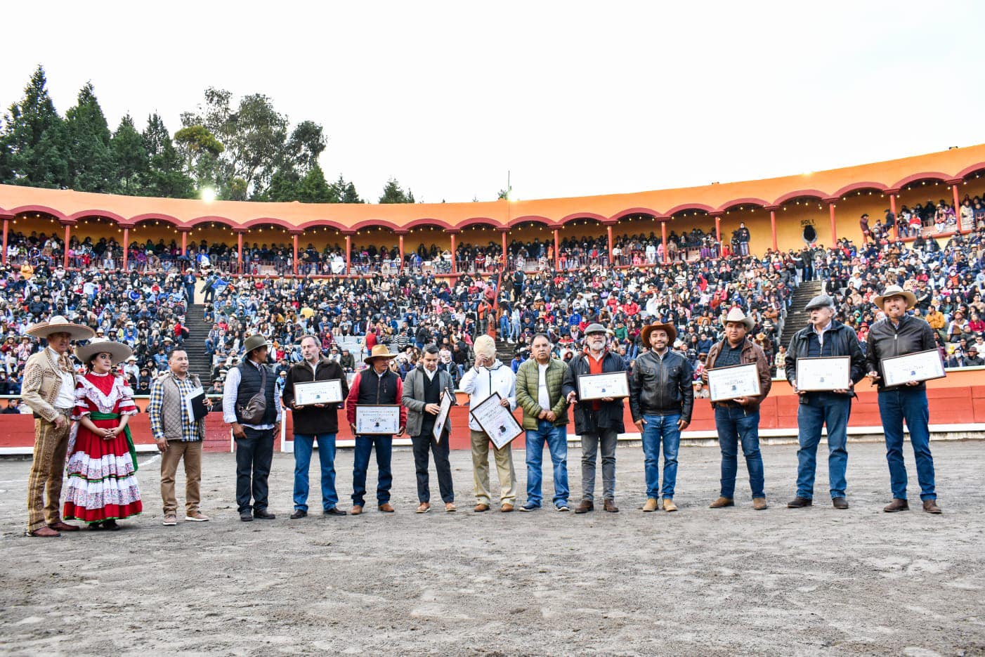Pablo Badillo entrega reconocimientos a ganaderías participantes en la Romería Taurina de Apizaco