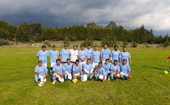 En Tetlanohcan entregan uniformes al equipo de fútbol local 