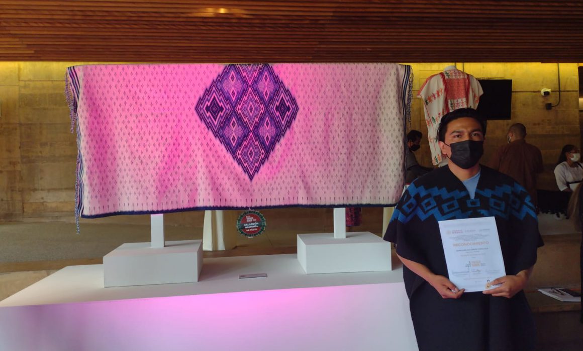 Gana artesano de Contla galardón nacional textil 2022