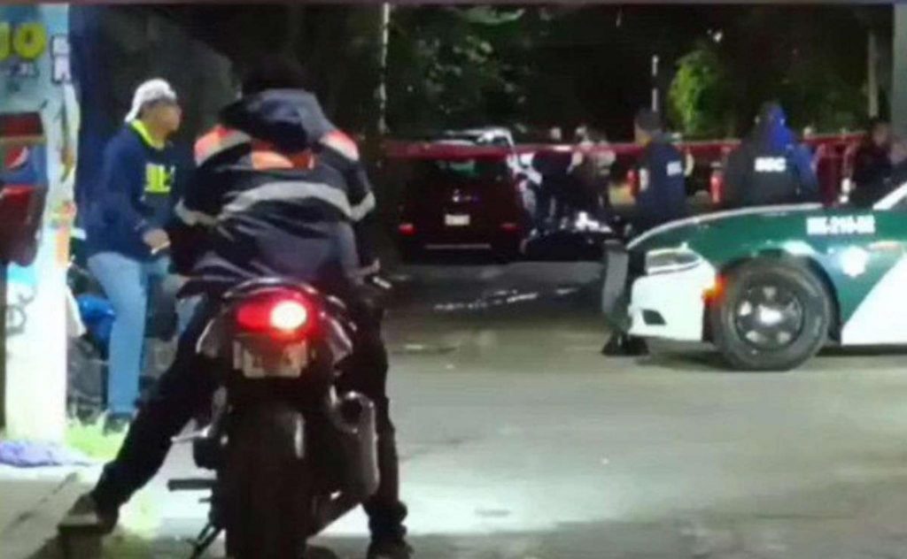 Motociclistas menores de edad fallecen al hacer “caballitos” y estrellarse contra un auto