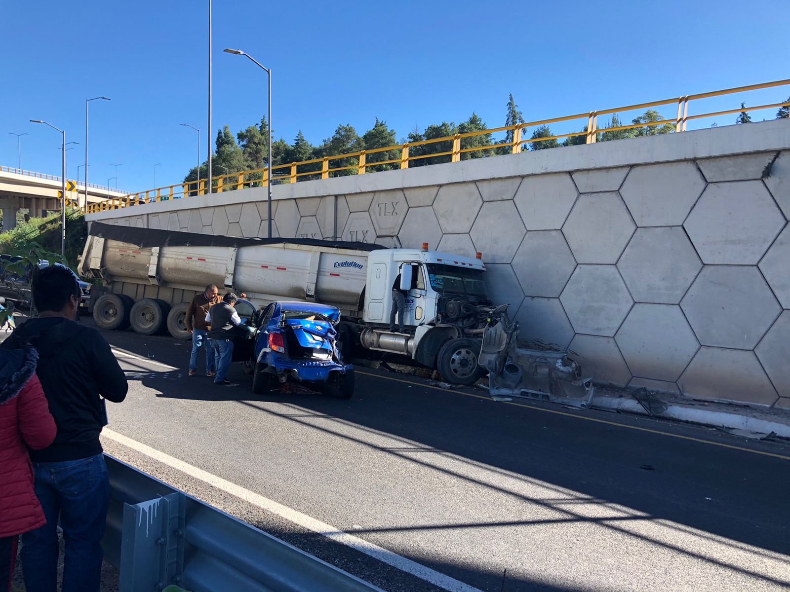 Manifestación de sindicalizados de salud ocasiona accidente vial en El Molinito