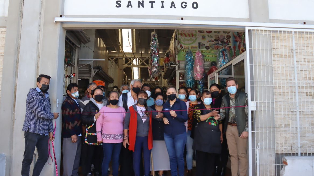 Ayuntamiento de San Pedro Cholula entregó las nuevas rejas del Tianguis de Santiago Mixquitla