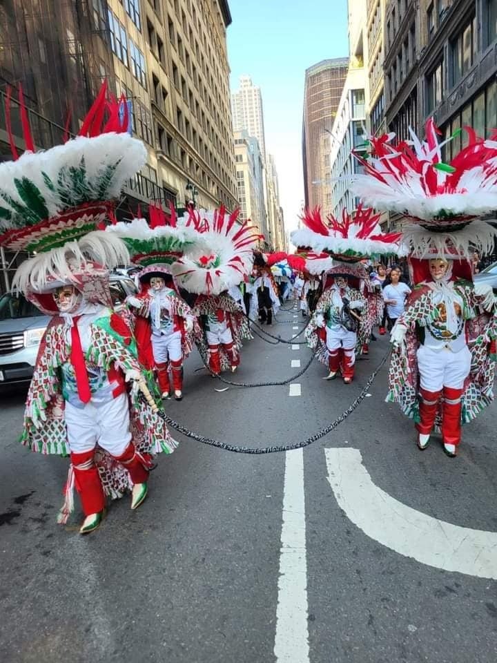 Desfilan huehues en Manhattan NY, festejan Independencia de México