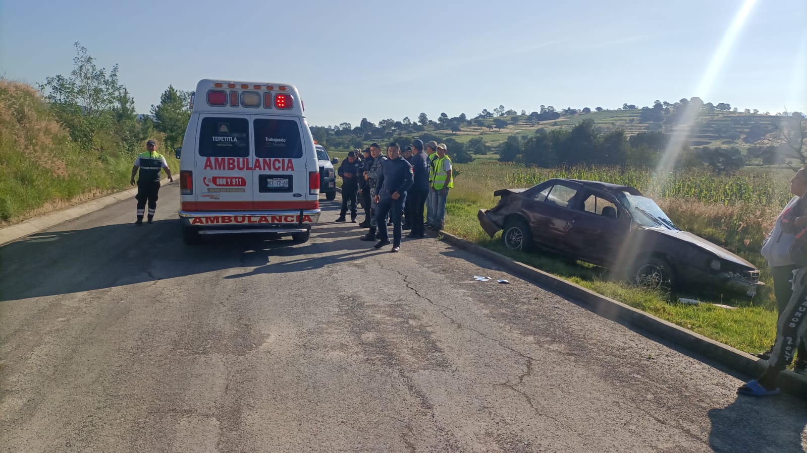 Volcadura de auto familiar deja tres lesionados, entre ellos dos menores de edad, en Nativitas
