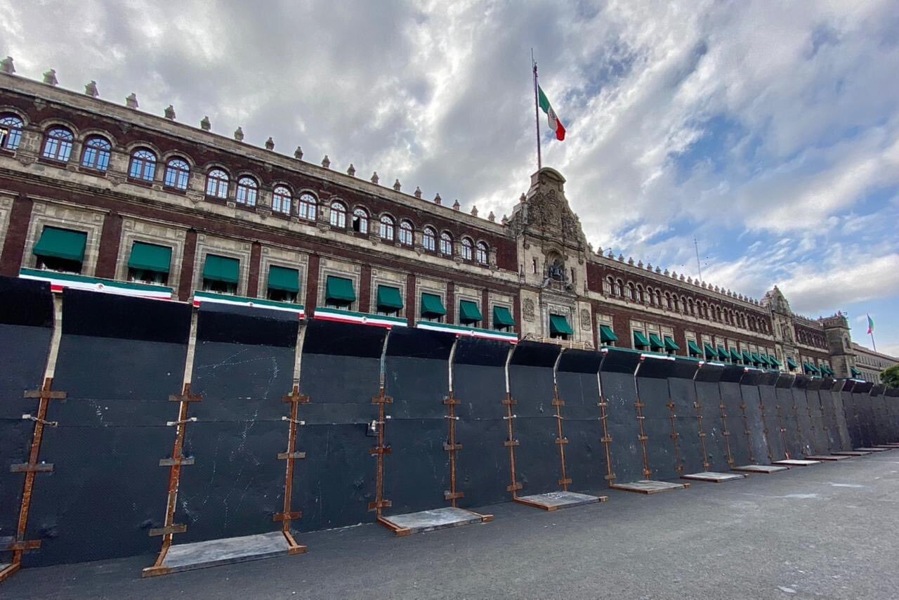 Cercan instalaciones del Palacio Nacional por posibles ataques durante manifestación de los 43 Normalistas de Ayotzinapa