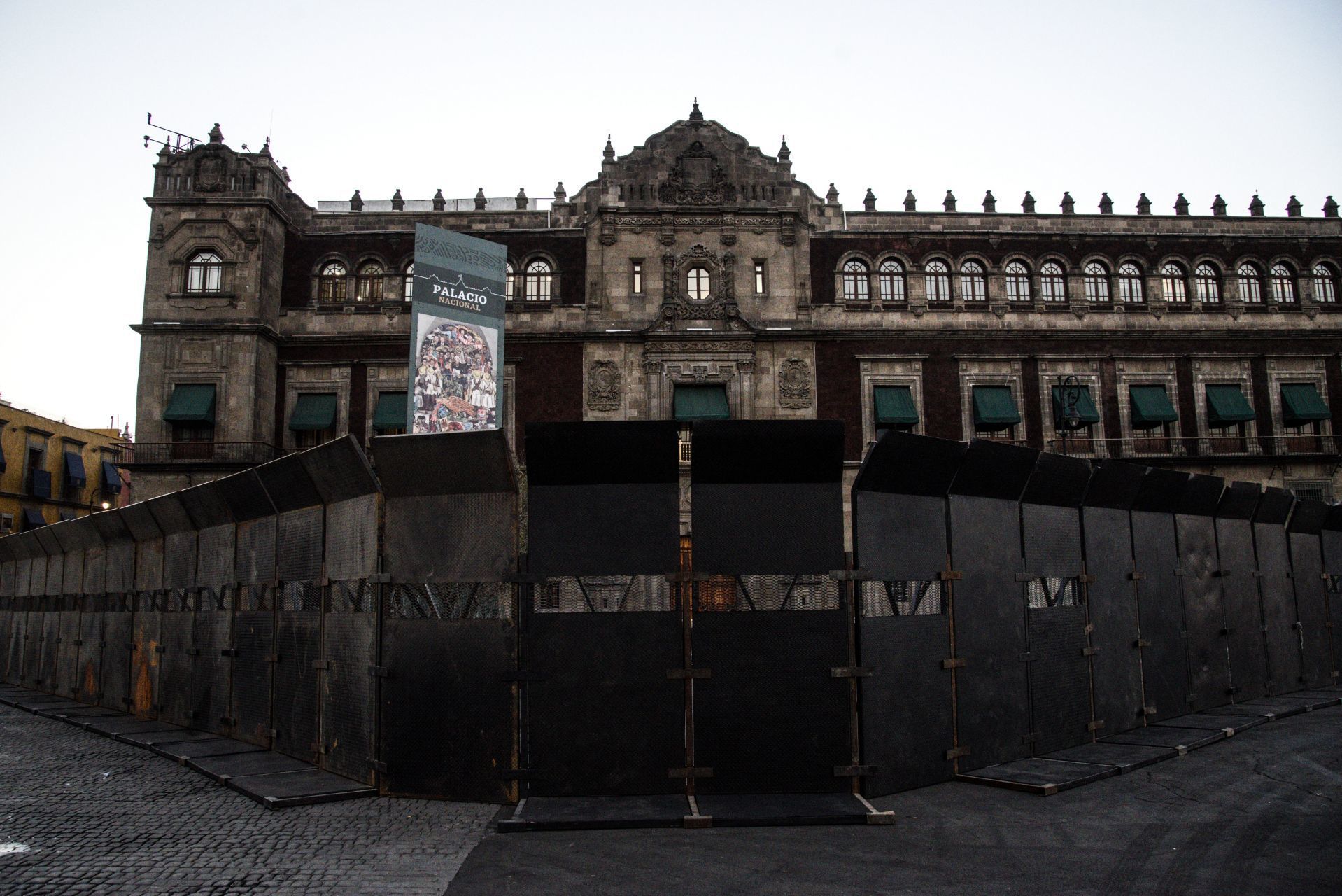 Permanece cerco que resguarda al Palacio Nacional; se prevé que sigan hasta el 2 de octubre