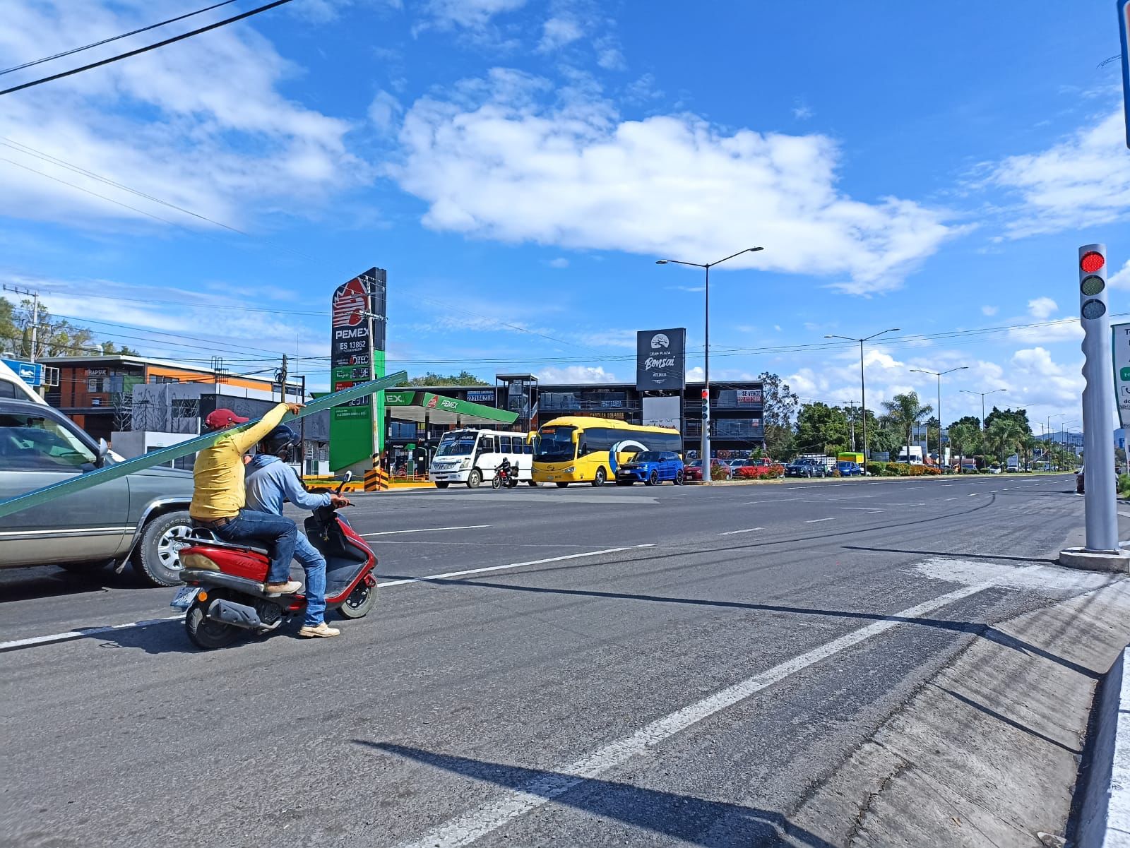 Informa ayuntamiento de Atlixco que semáforos en la zona de Moraleda ya están en funcionamiento, pide precaución