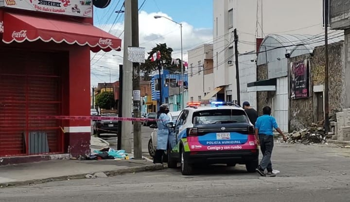 Hombre fallece en calles de la colonia Guadalupe Victoria; se presume que murió de causas naturales
