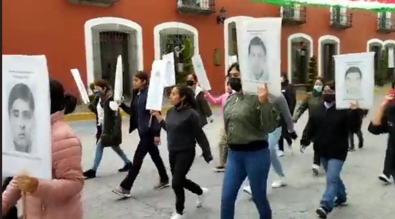 Marchan normalistas en Huamantla a 8 años de la desaparición de los 43 De Ayotzinapa
