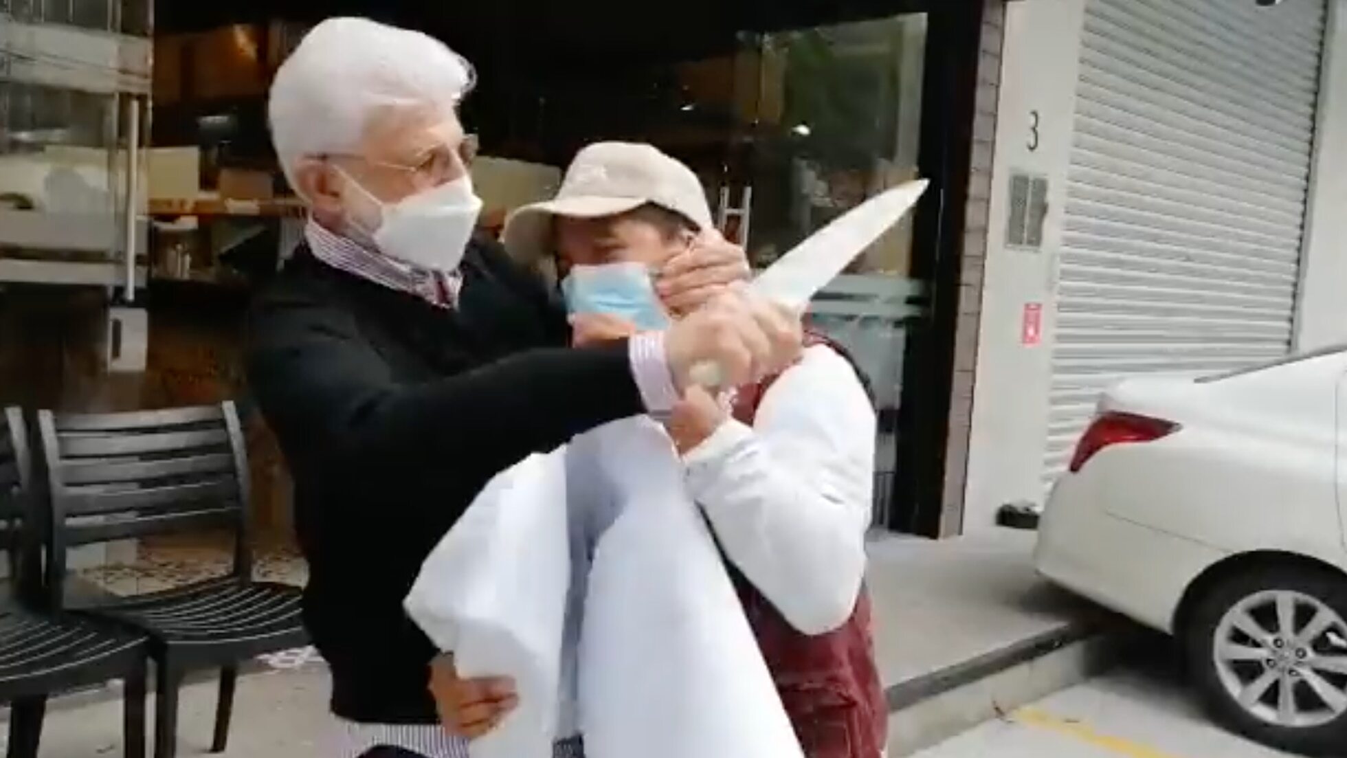 Padre del alcalde Tabe amenaza con cuchillo a empleado de Invea