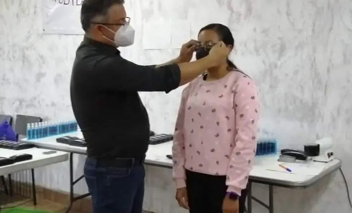 Ayuntamiento de Tetla entrega apoyos para mejorar la visión en las comunidades