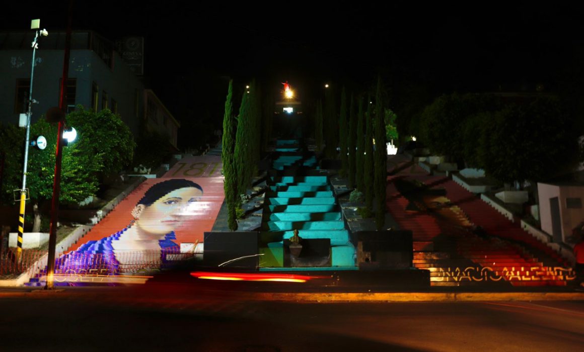 Visten escalinatas de los héroes con retratos monumentales