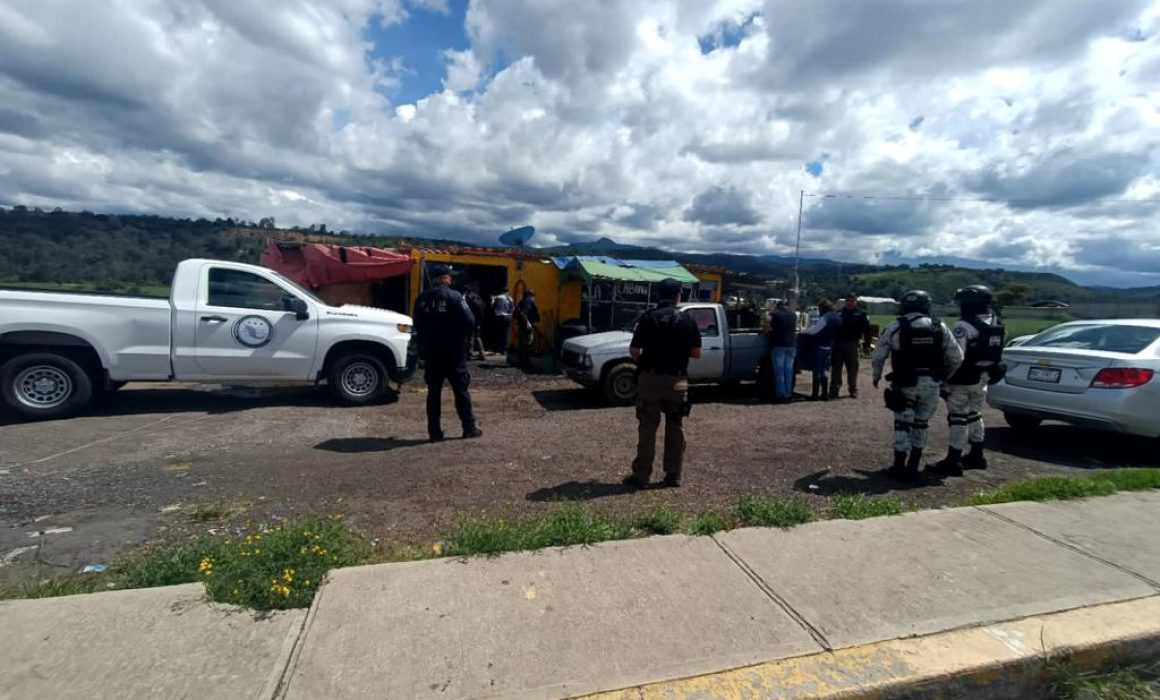 Aseguran hidrocarburo y 3 personas en cateos simultáneos en Calpulalpan