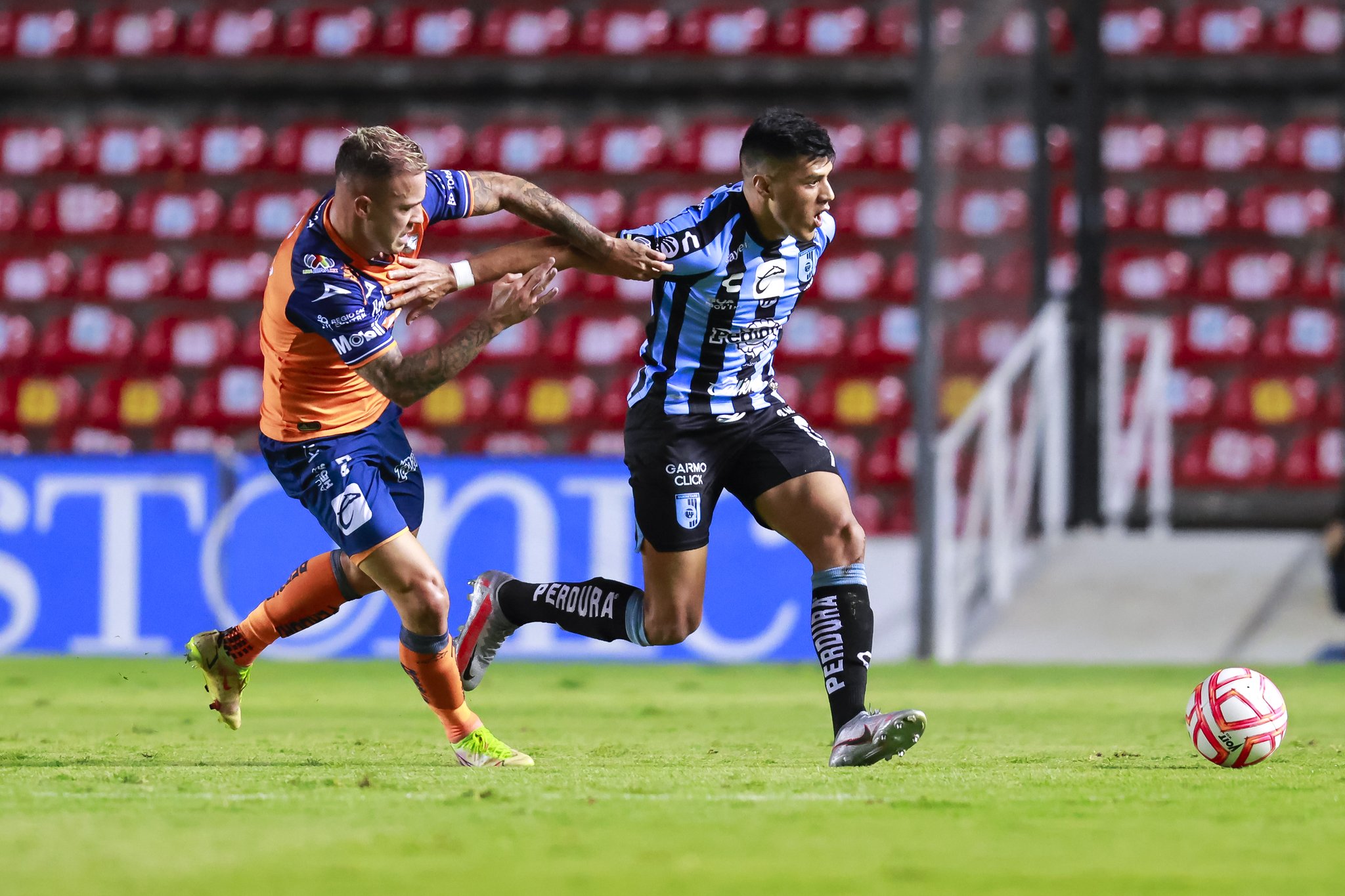 Con polémica arbitral, el Puebla dejó ir la victoria en Querétaro