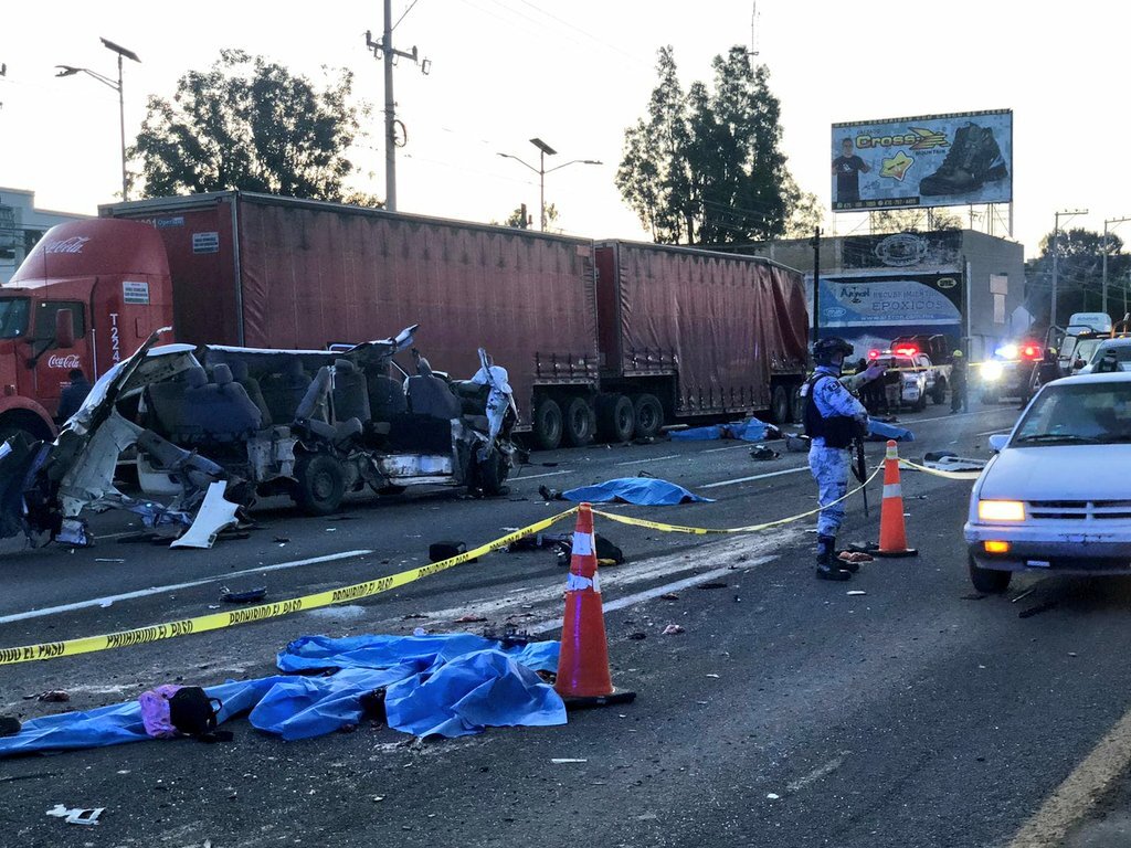Se reportan 7 muertos y 11 lesionados tras choque entre camioneta de personal y tráiler en Guanajuato