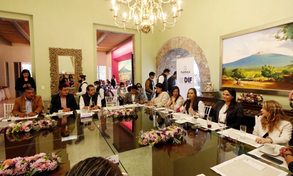 Conocen diputados programas y servicios de Sedif a grupos prioritarios