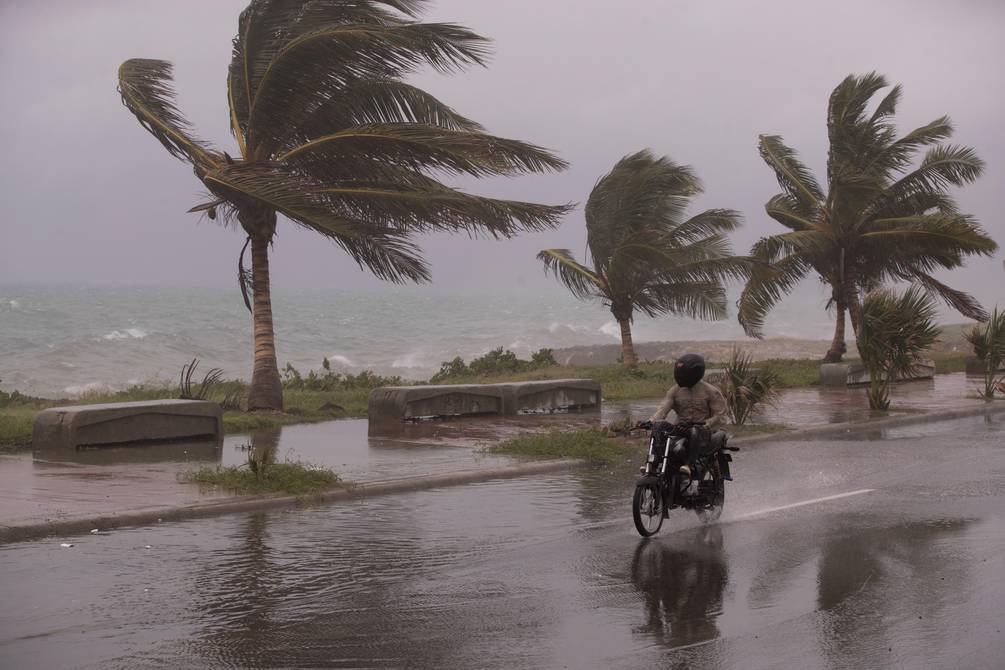 Tormenta tropical Kay se intensifica a huracán categoría 1