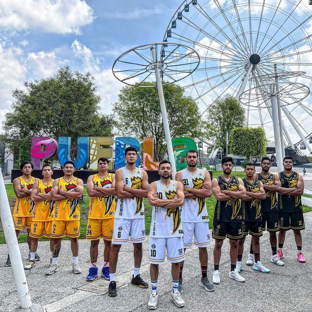Roosters Puebla presentó equipo runvona temporada de basquetbol 