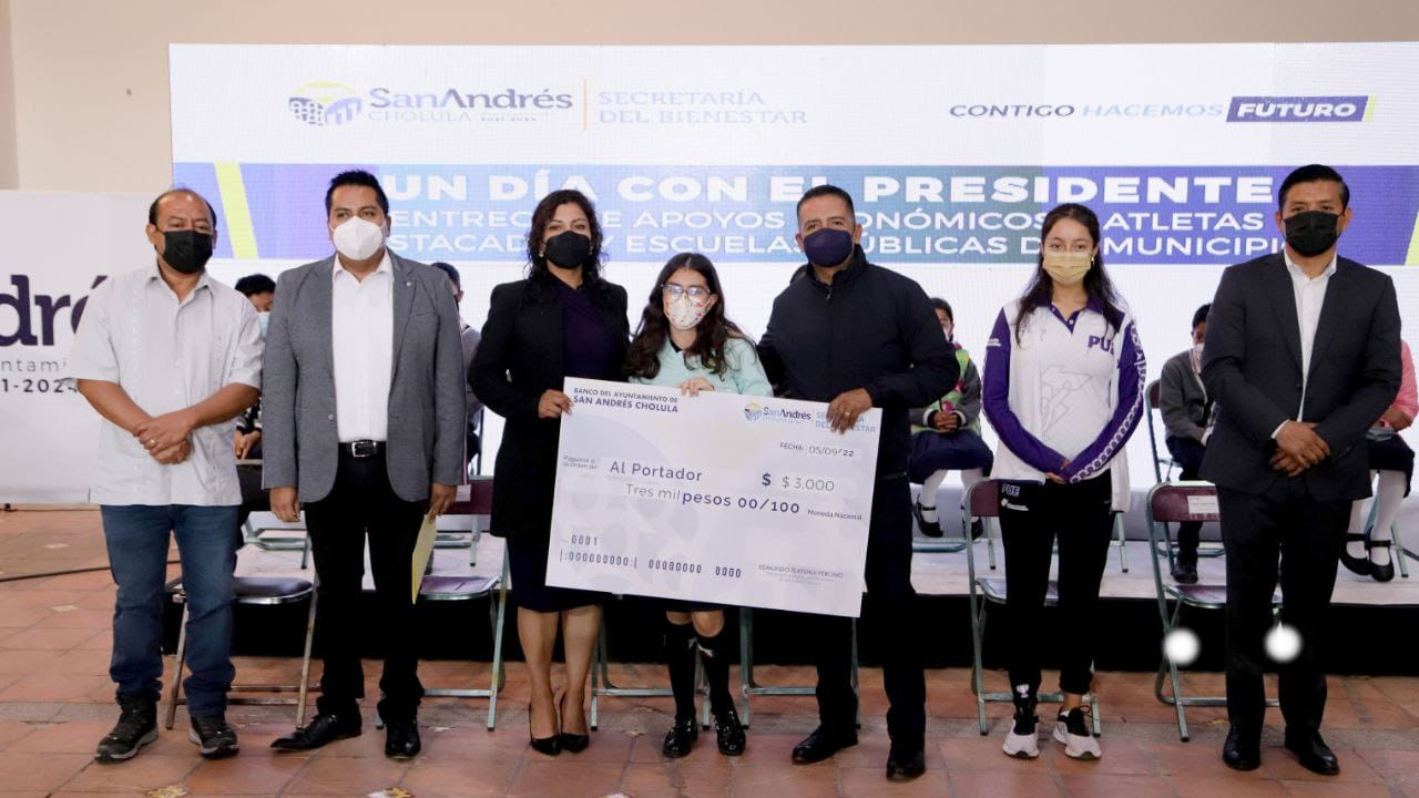 Ayuntamiento de San Andrés Cholula hizo entrega de apoyos a instituciones educativas y atletas locales 