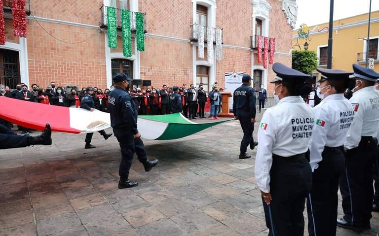 Gustavo Jimenez realiza los honores e izamiento de bandera por inicio de fiestas patrias