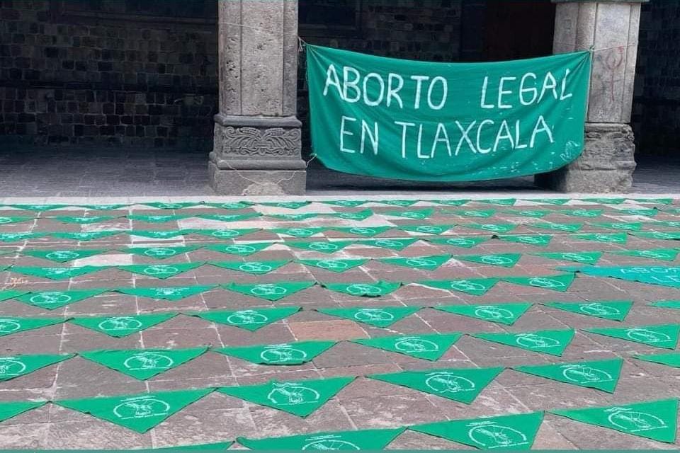 Organizan pañuelazo a favor del aborto en Tlaxcala