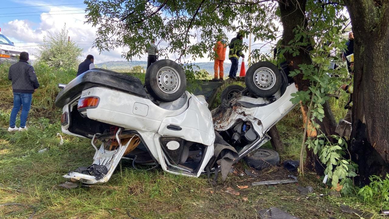 Pareja resulta lesionada al volcar sobre la autopista Tlaxcala-San Martín Texmelucan