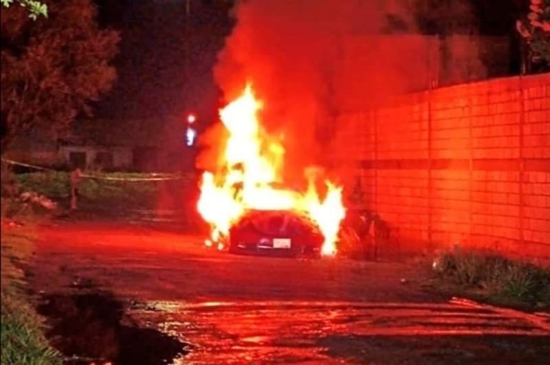 Dos cadáveres fueron calcinados en la cajuela de un auto incendiado en la colonia Bosques de Amalucan