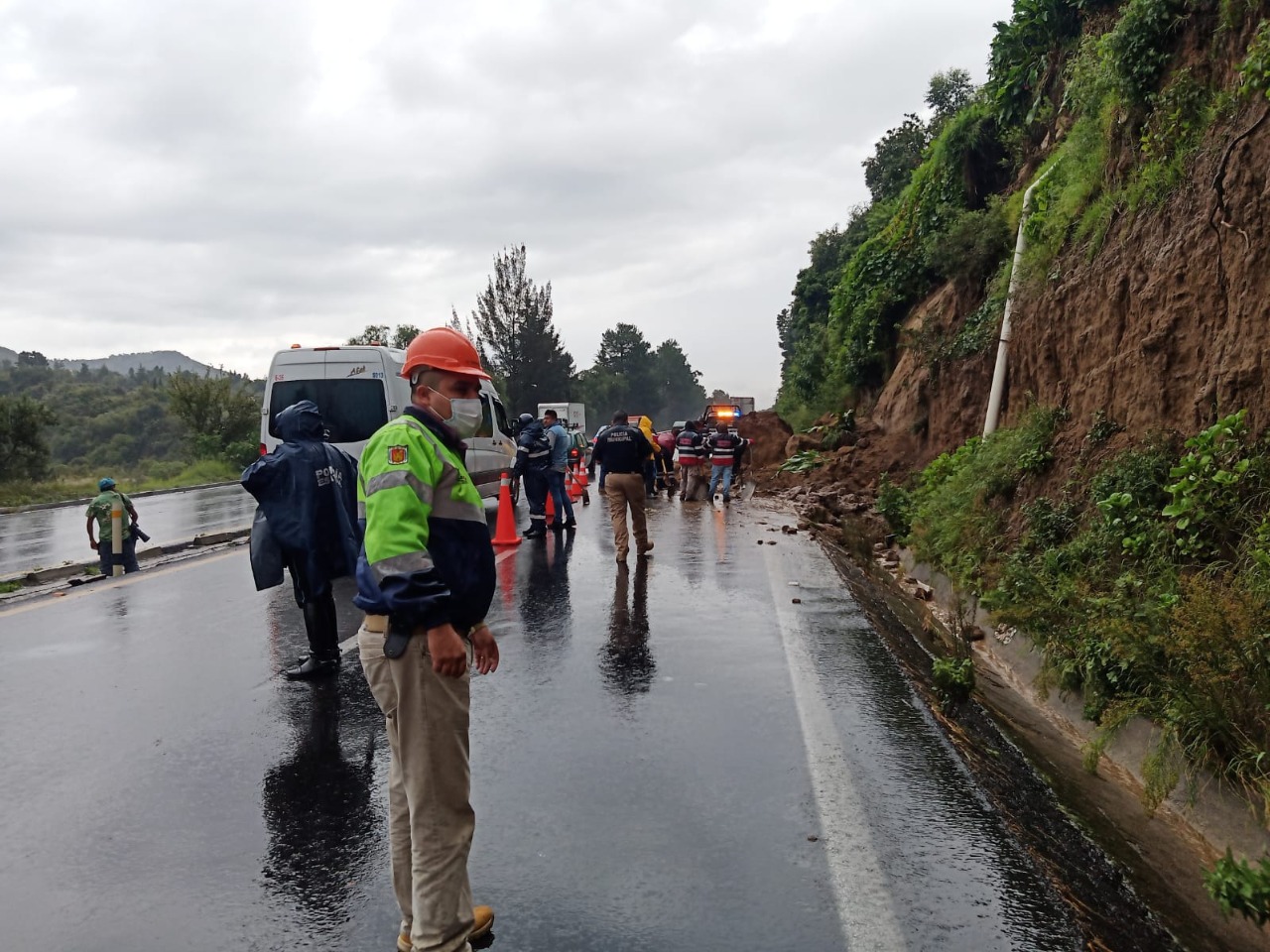 Percances viales y deslizamiento de una ladera, saldo por lluvia en la capital