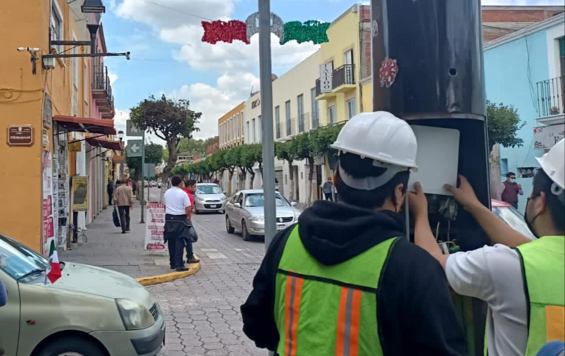 Ayuntamiento de Tlaxcala repara los semáforos dañados