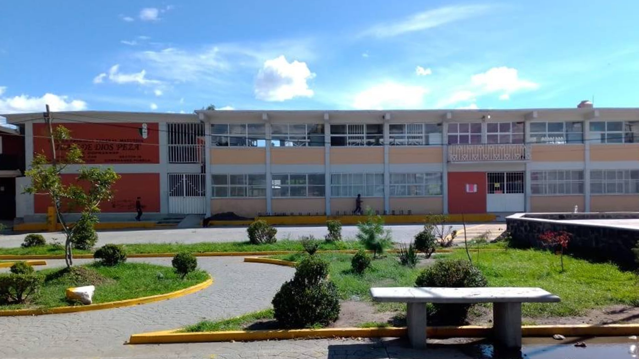 En Coronango; Padres de familia acusan a una maestra de cobrarle a los alumnos por verle las piernas