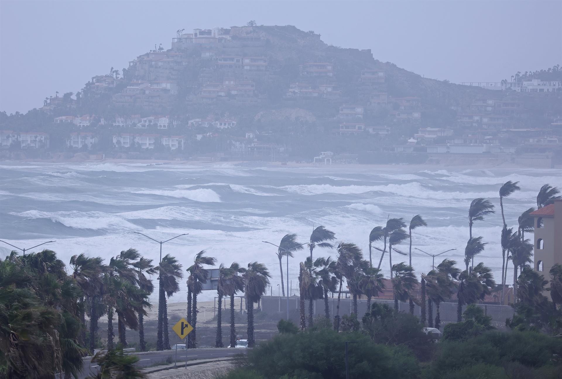 Huracán ‘Kay’ pierde fuerza, se degrada a categoría 1; continuarán lluvias en Baja California y Sonora 