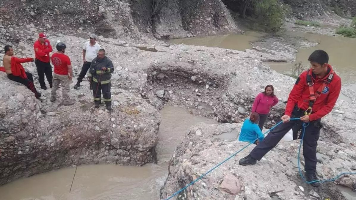Buscan a menor arrastrado por corriente en Cuautinchán 
