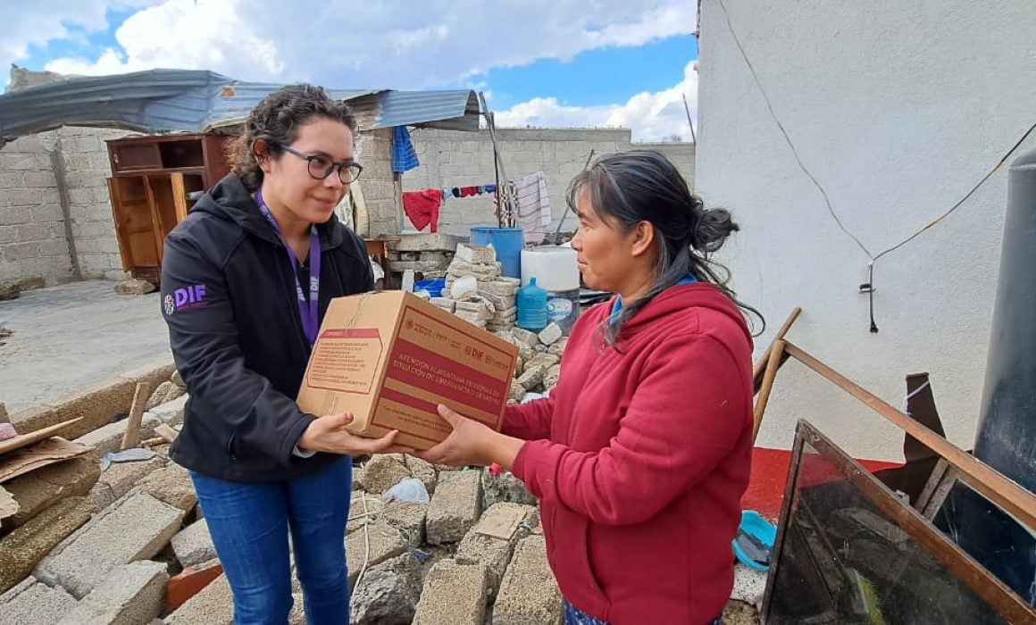 Atiende Sedif a damnificados por granizada en Calpulalpan