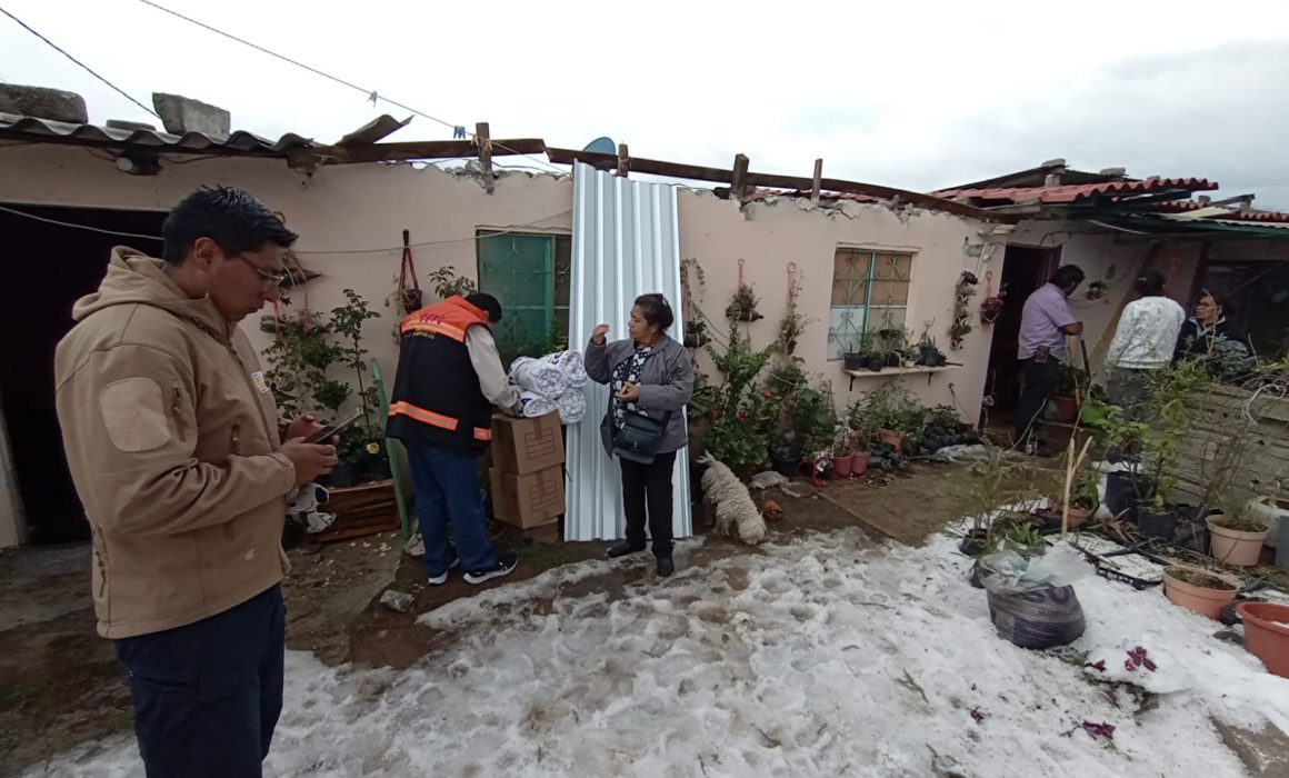 Entrega protección civil apoyos a familias afectadas por granizada