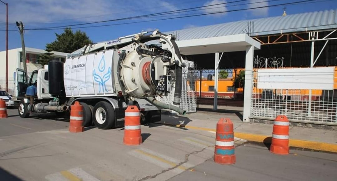 Paola Angon recorre escuelas para evaluar sus necesidades y trabajar conjuntamente con directivos y comités de padres de familia