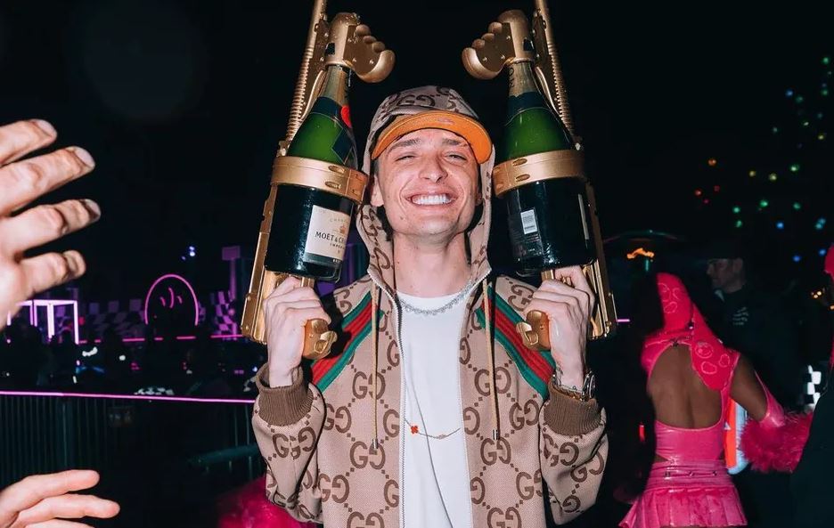 ¿Quién es Peso Pluma? Esta es la cantidad que cobra por concierto privado