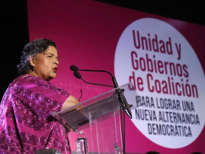 "Es la hora de definiciones, no se valen las medias tintas" : Beatriz Paredes