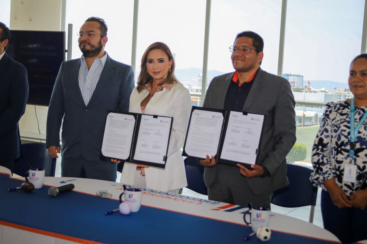 Paola Angon firma convenio de colaboración con la Universidad Interamericana
