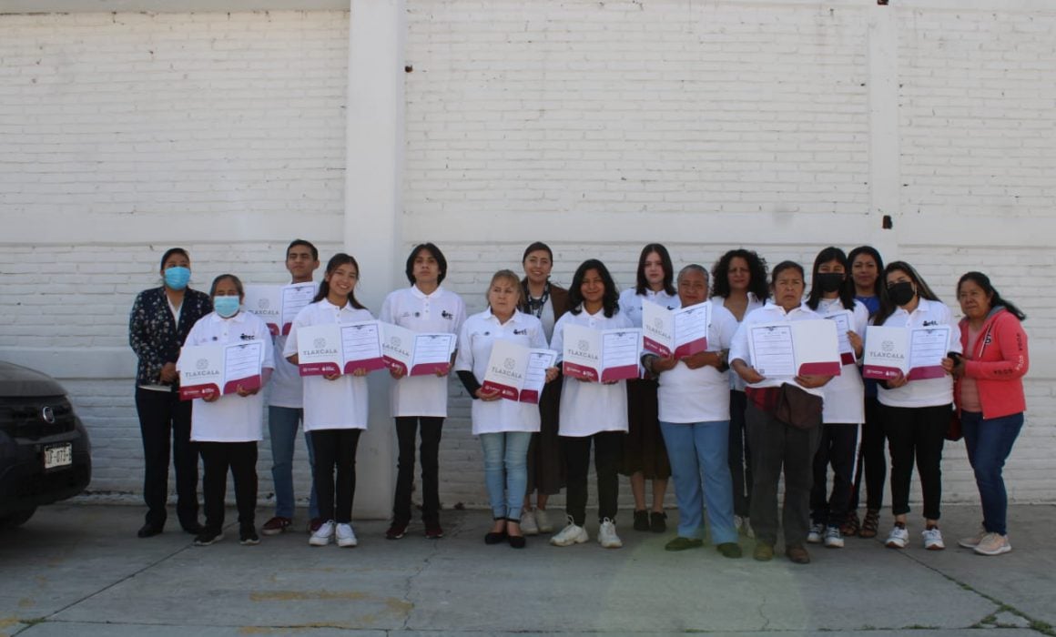 Entrega Gobierno del Tlaxcala certificados de educación básica