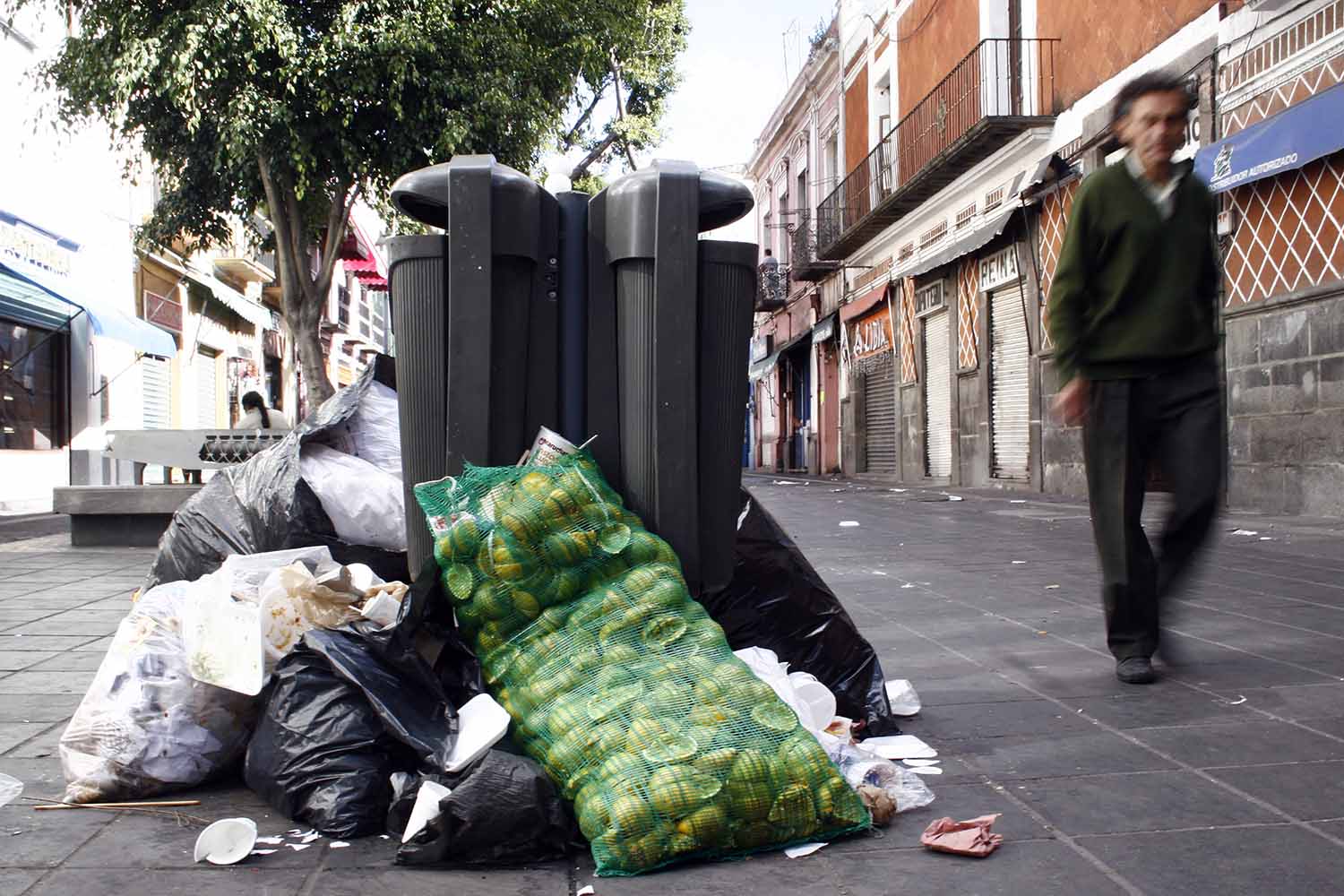 El OOSL multa a 65 personas por dejar basura fuera de horario