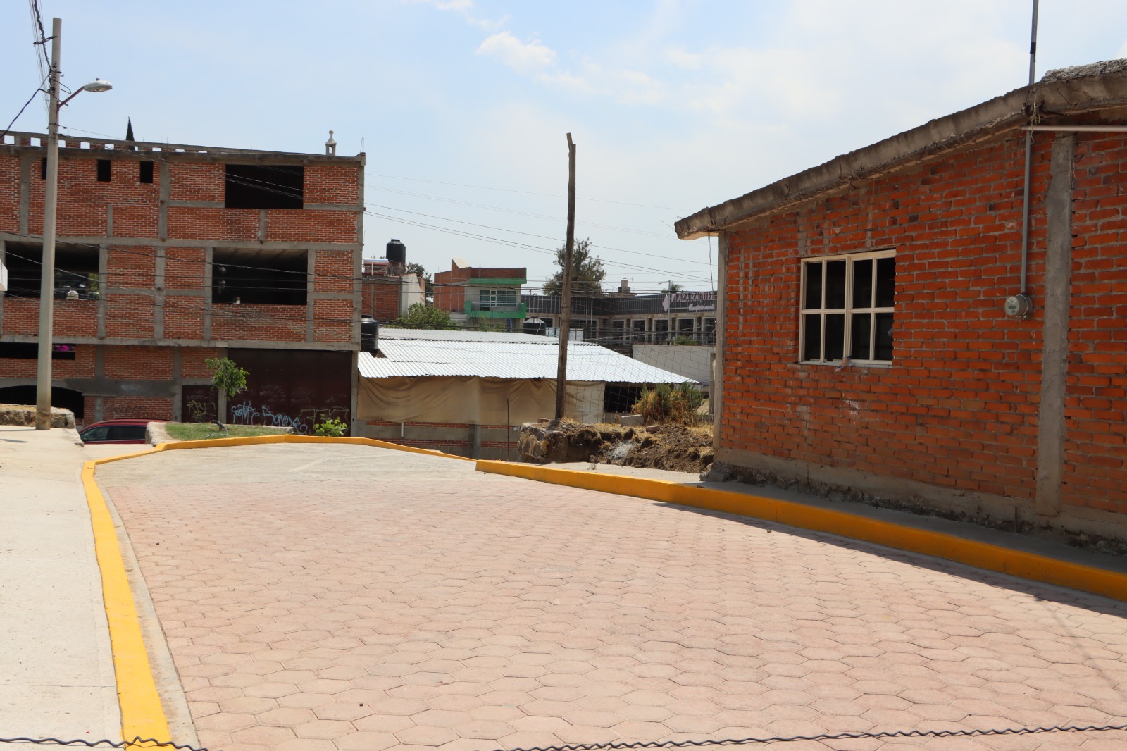 Entrega Filomeno Sarmiento Torres pavimentación de la privada 18 de marzo en Chautenco