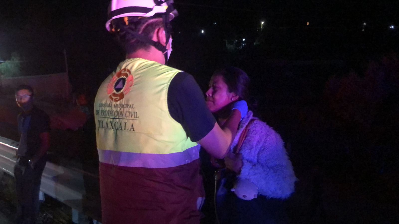 Cerca del distribuidor vial "El Molinito", específicamente sobre la carretera Apizaco-Tlaxcala, dos vehículos chocaron dejando igual numero de personas lesionadas durante la noche de este jueves.   información recabada señala que el conductor de un vehículo marca Nissan, tipo Tiida, color blanco, presuntamente viajaba en estado de ebriedad, lo que provocó que se impactara contra un automóvil marca Volkswagen, tipo Pointer, color rojo.  Derivado del impacto, la persona que viajaba en el vehículo rojo resultó con lesiones en las cervicales, por lo que fue trasladada a un nosocomio a bordo de la ambulancia de protección civil de Tlaxcala.  En tanto, el presunto responsable resultó con sangrado abundante en cráneo, por lo que fue trasladado al ISSSTE, para su atención.  El hecho provocó un severo caos vial para quienes se dirigían de Apizaco o Chiautempan hacia la ciudad capital.